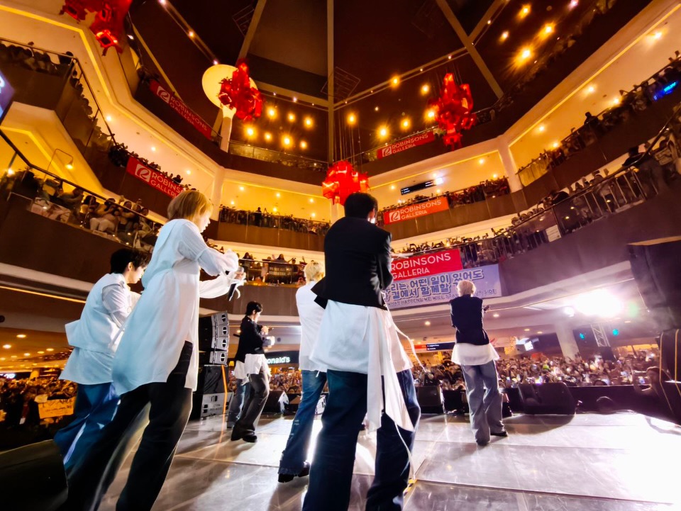 ahofchartdata's tweet image. [📷] [RMusicFest] 260214

Crowd at AHOF's Fan Sign in Robinsons Galleria Ortigas, Philippines today. ♡ 

🖇 instagram.com/p/DUuUnTEgUXP/…

FALL IN LOVE WITH AHOF 
#AHOFValentinesSpecial2026 
#RMusicFest #AHOF #아홉 
@AHOF_official