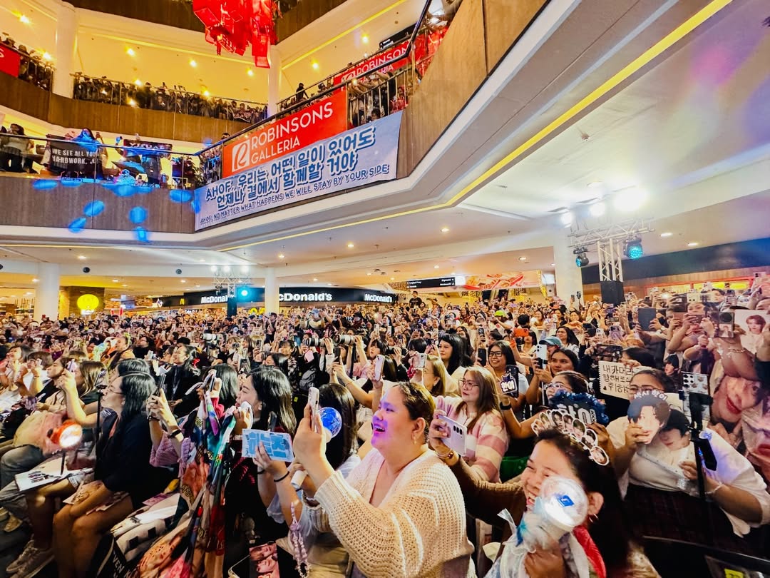 ahofchartdata's tweet image. [📷] [RMusicFest] 260214

Crowd at AHOF's Fan Sign in Robinsons Galleria Ortigas, Philippines today. ♡ 

🖇 instagram.com/p/DUuUnTEgUXP/…

FALL IN LOVE WITH AHOF 
#AHOFValentinesSpecial2026 
#RMusicFest #AHOF #아홉 
@AHOF_official