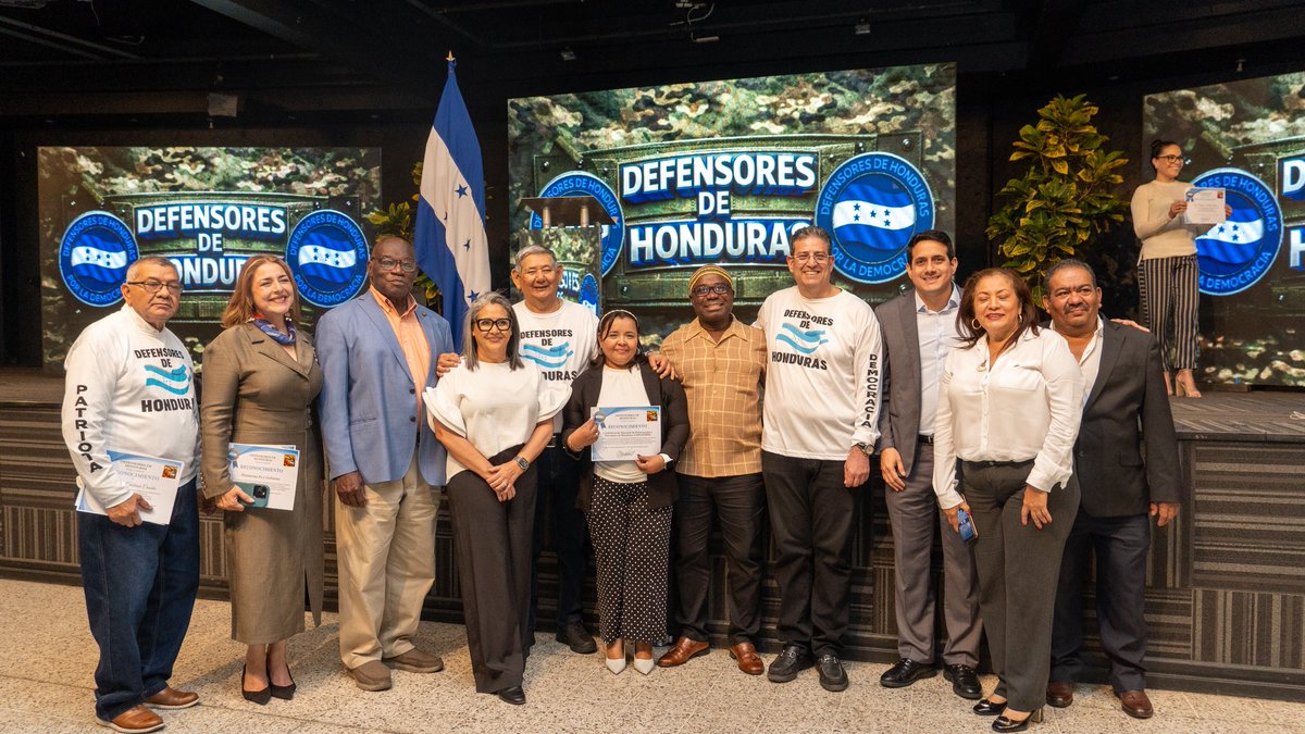 MarcoBhaday's tweet photo. Hoy tuve el inmenso honor de recibir, en nombre de nuestra amada y combativa Confederación Nacional de Federaciones y Patronatos de Honduras (CONAFEPH), un reconocimiento de Defensores de Honduras por nuestro compromiso permanente con la democracia, la transparencia y la justicia social.

Este reconocimiento pertenece a cada líder comunitario y a cada ciudadano que lucha día a día por un país más justo.
¡Seguimos firmes por Honduras! 🇭🇳