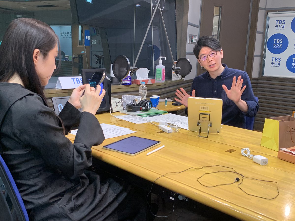 doa905954's tweet photo. ２週間ぶりの生放送、間も無くですよー！！！

#井上どあ
#井上貴博
#犬山紙子 https://t.co/De7TE8TGbq