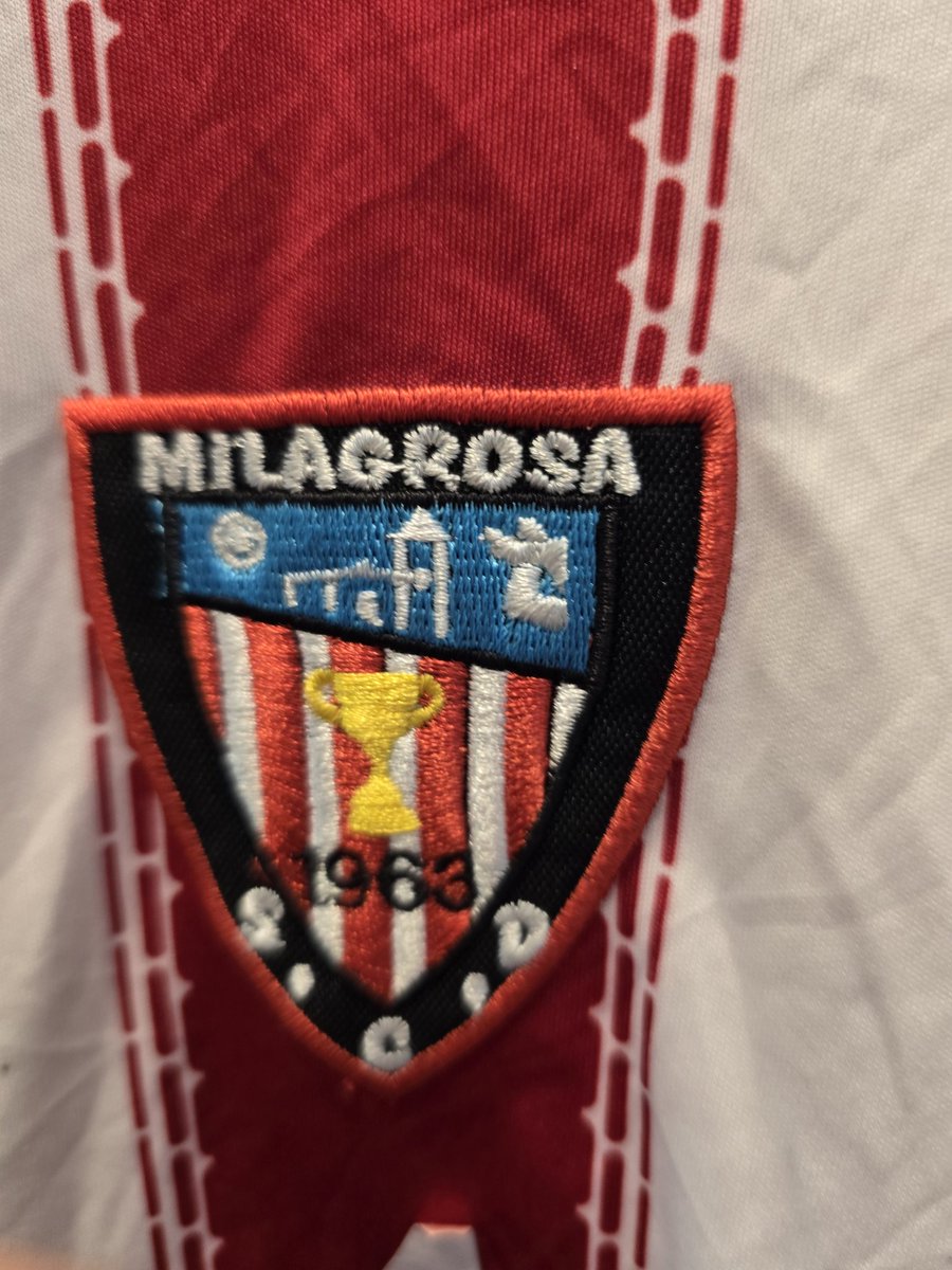 la camiseta más normal que te encuentras en una tienda de segunda mano en auckland