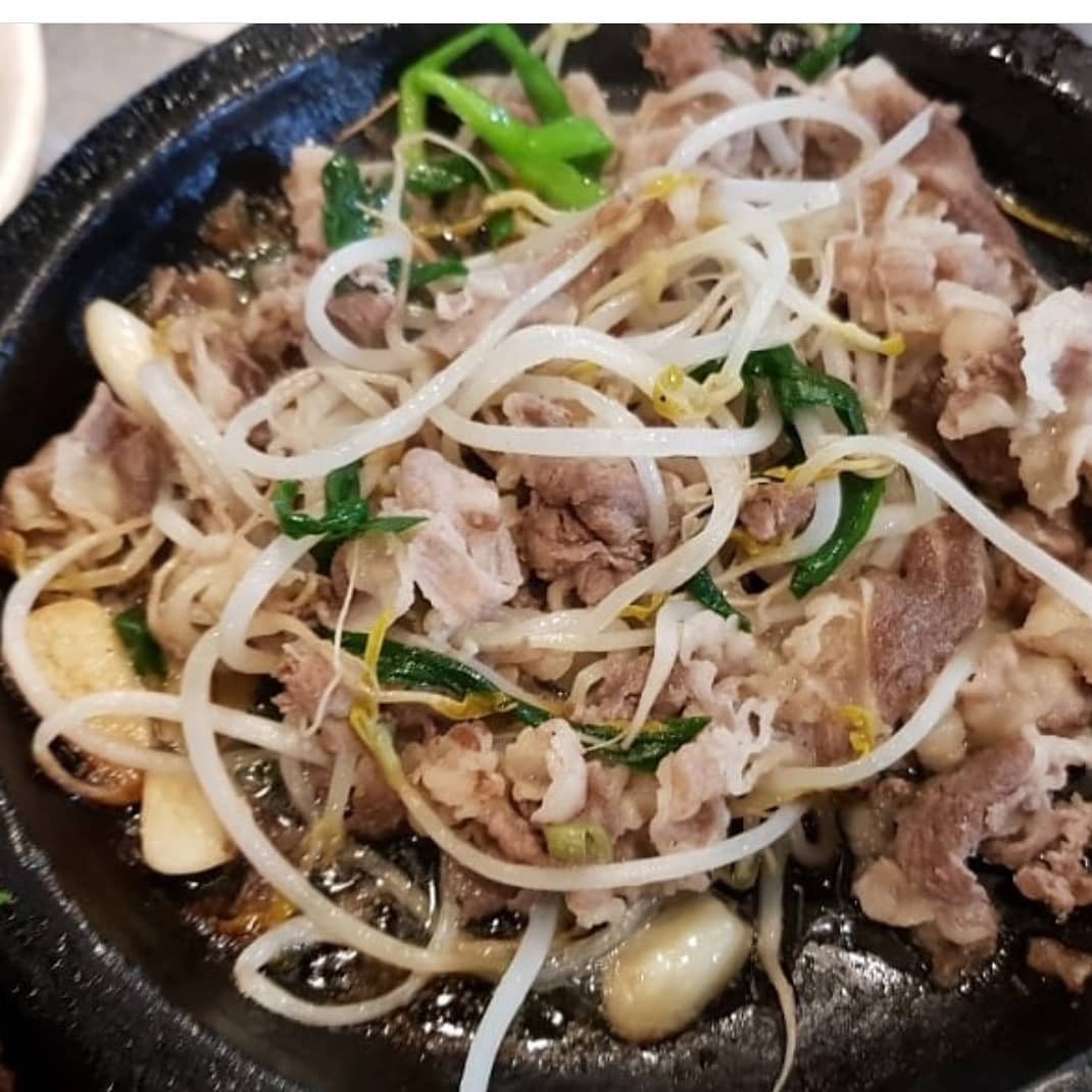 난 정말 울엄마가 음식 장사를 하지 않으면
재능을 썩히는 것이라고 생각함,,,

울엄마의 해물뚝배기랑 차돌숙주볶음은
어딜가도 그 맛을 만날 수 없고
우리 엄마만 낼 수 있는 맛임!

엄마가 고생하는 것 같은데
요리할 때 엄마 보면 너무 멋지고 예쁨