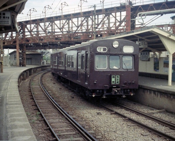 #バレンタインデーなのでチョコレート色の列車の画像を貼ろう
　
国鉄鶴見線の73系旧型国電。
浅野駅での撮影だが、今では背後の巨大な鉄橋のようなものは消え失せている。