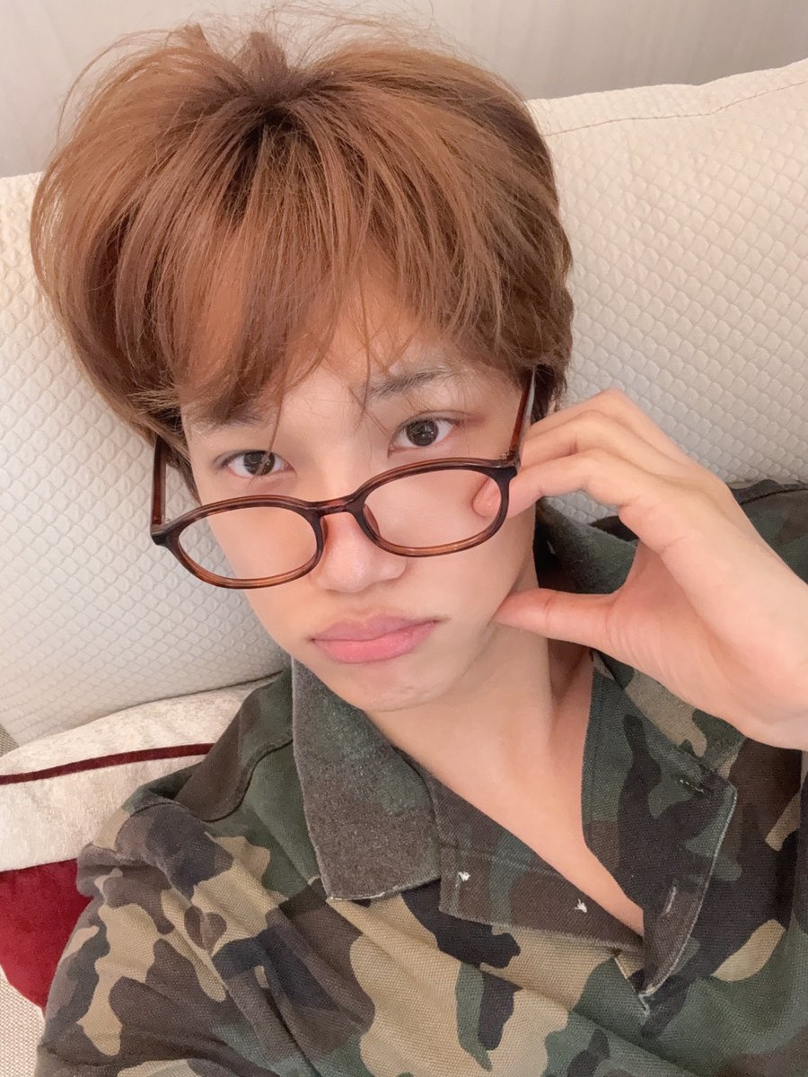 ตื่นนอนมาปุ๊บสิ่งแรกที่น้องจงอินนางทำคือเปิดไลฟ์บ่นเรื่องหน้าบวม พอปิดไลฟ์ปุ้บเซลฟี่อวดแบ๊วมาอีกกรุบ คือพี่ค่อนข้างงงหน่ะ ไอดอลชายที่ติดแบ๊วเบอร์นี้ แบ๊วเป็นกิจวัตร แบ๊วเป็นสายเลือด แบ๊วเข้าดีเอนเอ