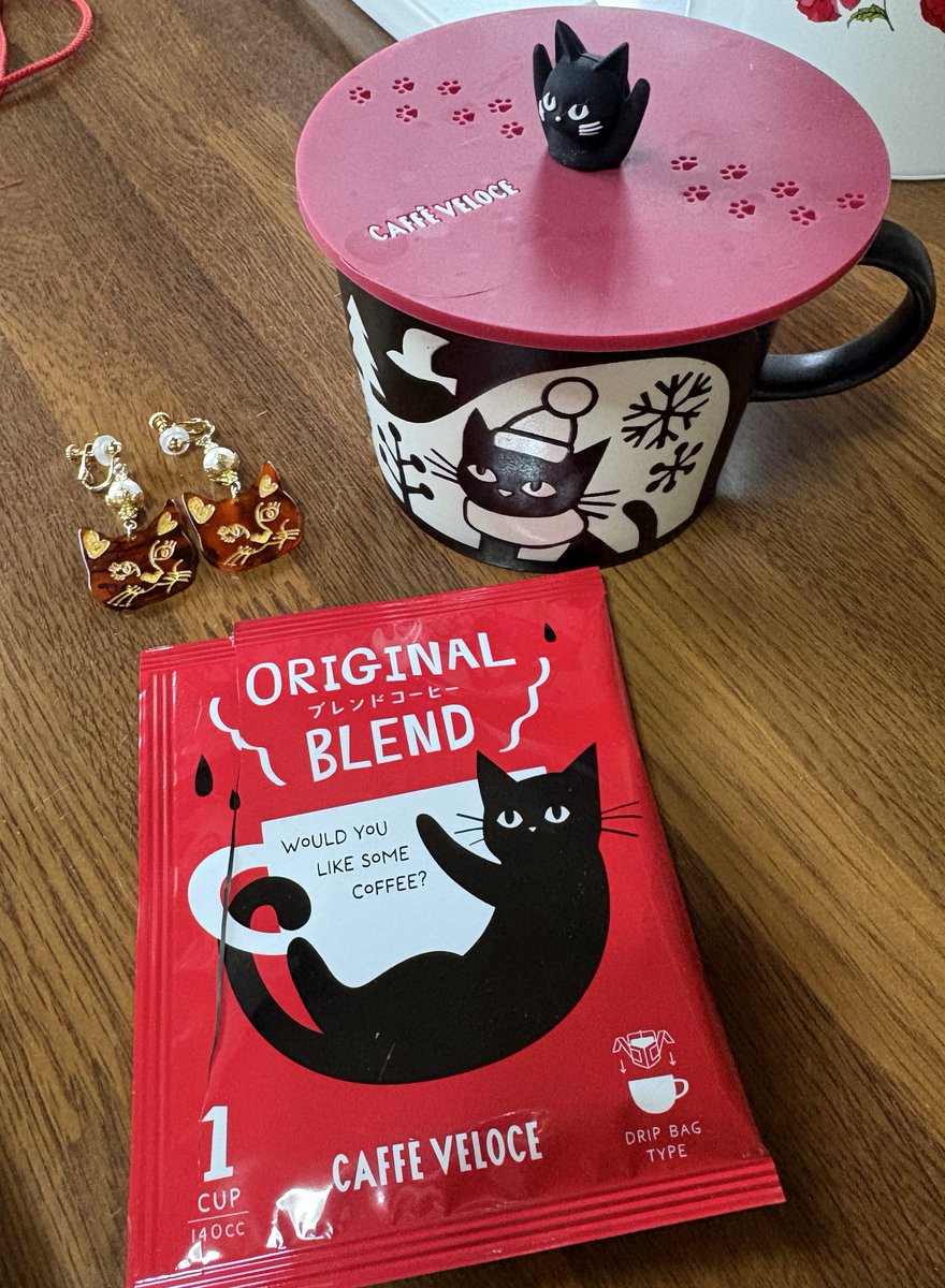 ベローチェのコーヒー☺️
猫ちゃんのイヤリングはもこさん(<a href="/nekokago1312/">ねこのゆりかご＠2/23 CC福岡63 B館さ25ab</a> )からの賜り物🙏🏻✨✨