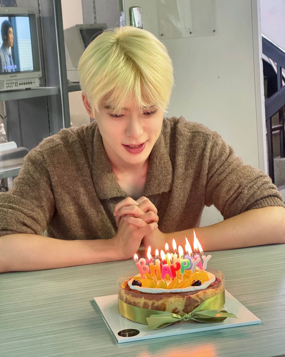 hourly jaehyun tweet media