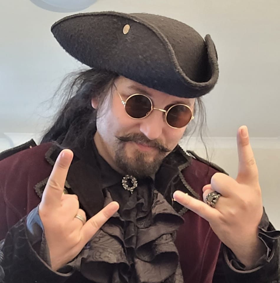 ShadowchaserFox's tweet image. "What would you do if you woke up and you were your vtuber model."

Nothing. Nothing would have changed. I -am- my Vtuber model.