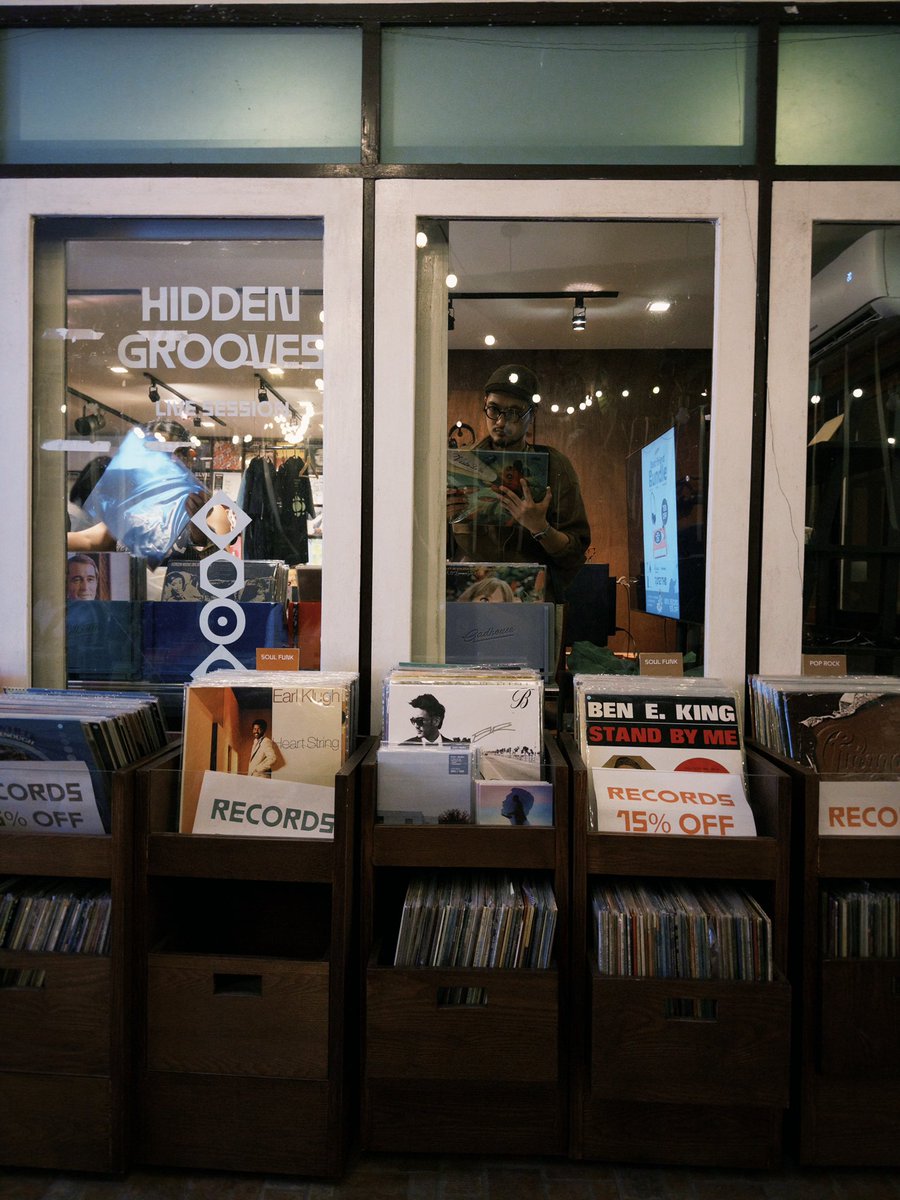 -ocean sea life เวลาอยากอยู่คนเดียวตรงนี้สงบเป็นพิเศษแม้จะเด็กกรี้ดข้างหูแต่เวลายืนดูสัตว์ใต้น้ำแล้วสงบเฉยเลย
-สวนเบญ/สวนลุม ตอนเย็นอากาศดี
-สปา/ออนเซนซักที่จากนั้นพอเสร็จก็เดินวนๆแถวอารีย์/ประดิพัทธิ์ ช่วงก่อนเที่ยงหรือไม่ก็เย็นๆแถวนี้บรรยากาศดีร้านอาหารอร่อย