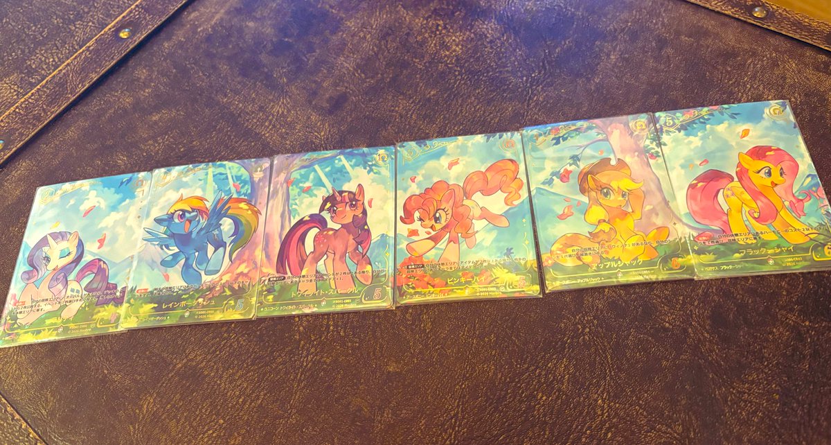 【マイリトルポニーTCG】のPRカードを描かせていただきました！横に並べると一枚のイラストとして繋がるデザインになっています。楽しんでいただけたら嬉しいです！🦄✨🦄✨