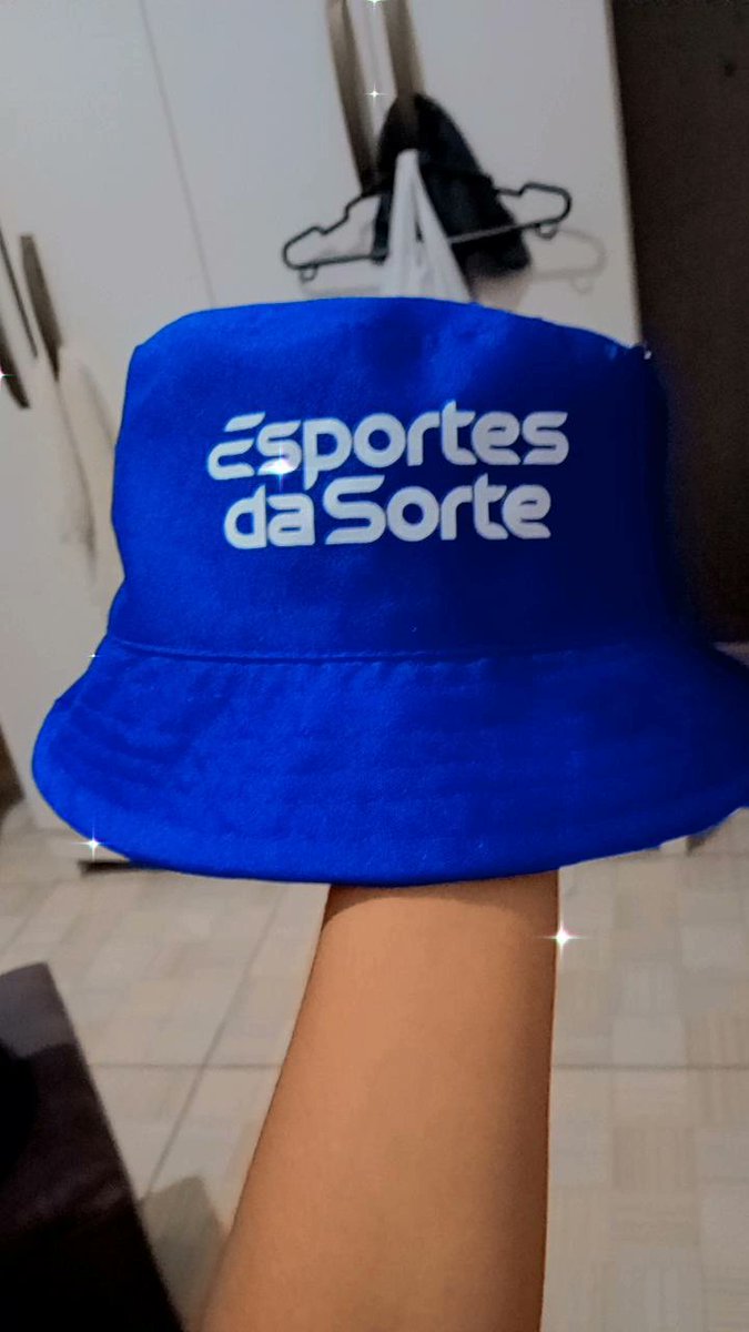 ANDRIELY_Sil's tweet photo. Fui dar uma passada no marco zero eles estavam dando um bucket de graça kkkkkkkkk peguei um 😂😂 https://t.co/Imv6bJOXBO