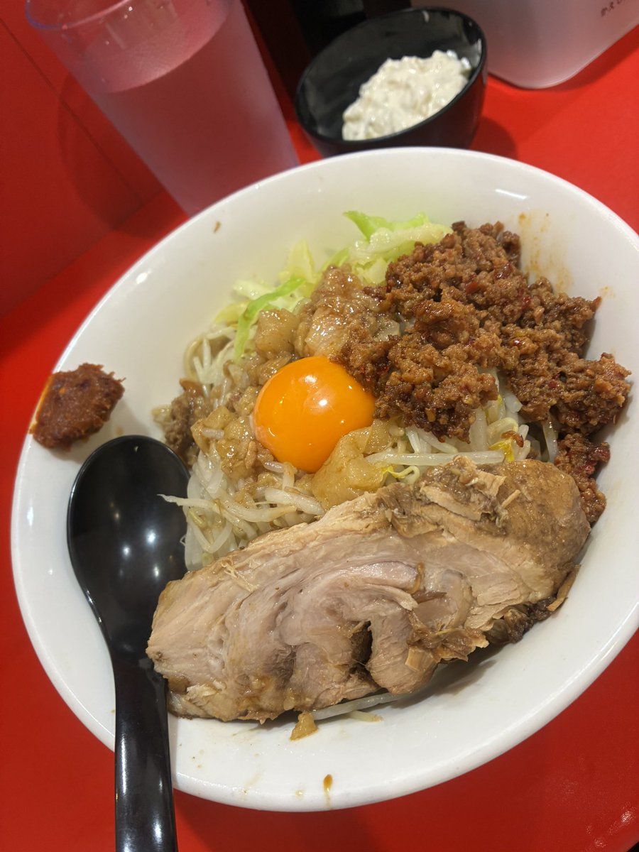 rx78tty's tweet photo. 昨夜は久しぶりのマシマシ太田店🍜
汁なし200ﾔｻｲｽｸﾅﾒｱｼﾞｳｽﾒﾒﾝｶﾀﾀﾙﾀﾙ。
金曜夜のゴールデンタイムにタイミングよく着席。
いやー、やっぱり美味い。途中でカレースパイス投入で更に箸が進む進む😁
食べ終わる頃は満席、待ち多数。
美味しかったー、ごちそうさま🙏
#立川マシマシ https://t.co/fXKW7pSshy