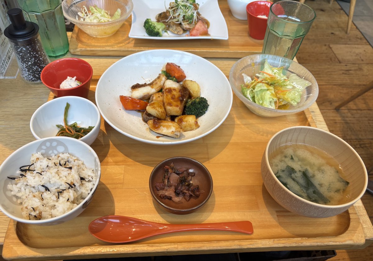 今日のランチ😊❣️

#ブリ
#魚🐟
#ブリじゃがのバター醤油定食
#定食
#おぼんでごはん🍚