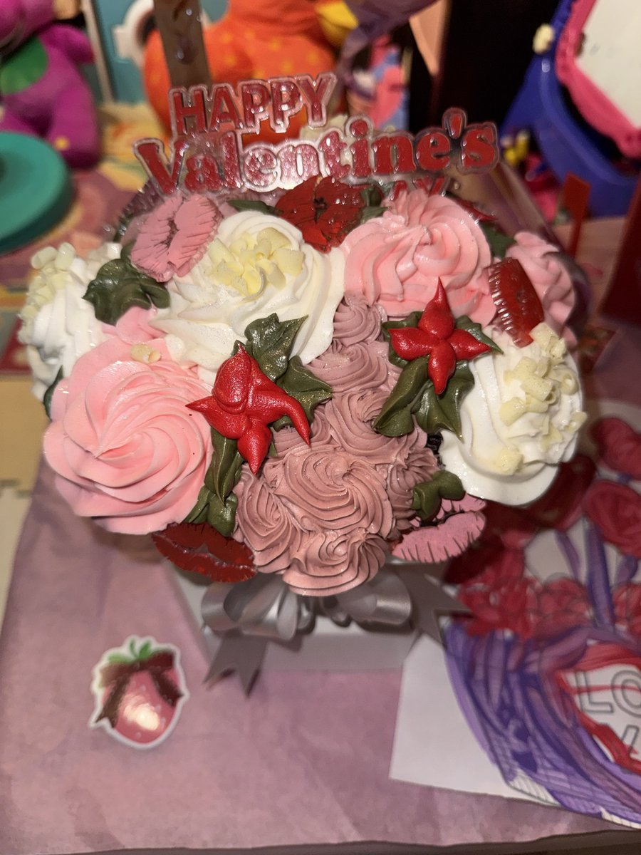 Camille2point0's tweet photo. Flower cupcake from Walmart was soo good! https://t.co/TPYipFXRLM