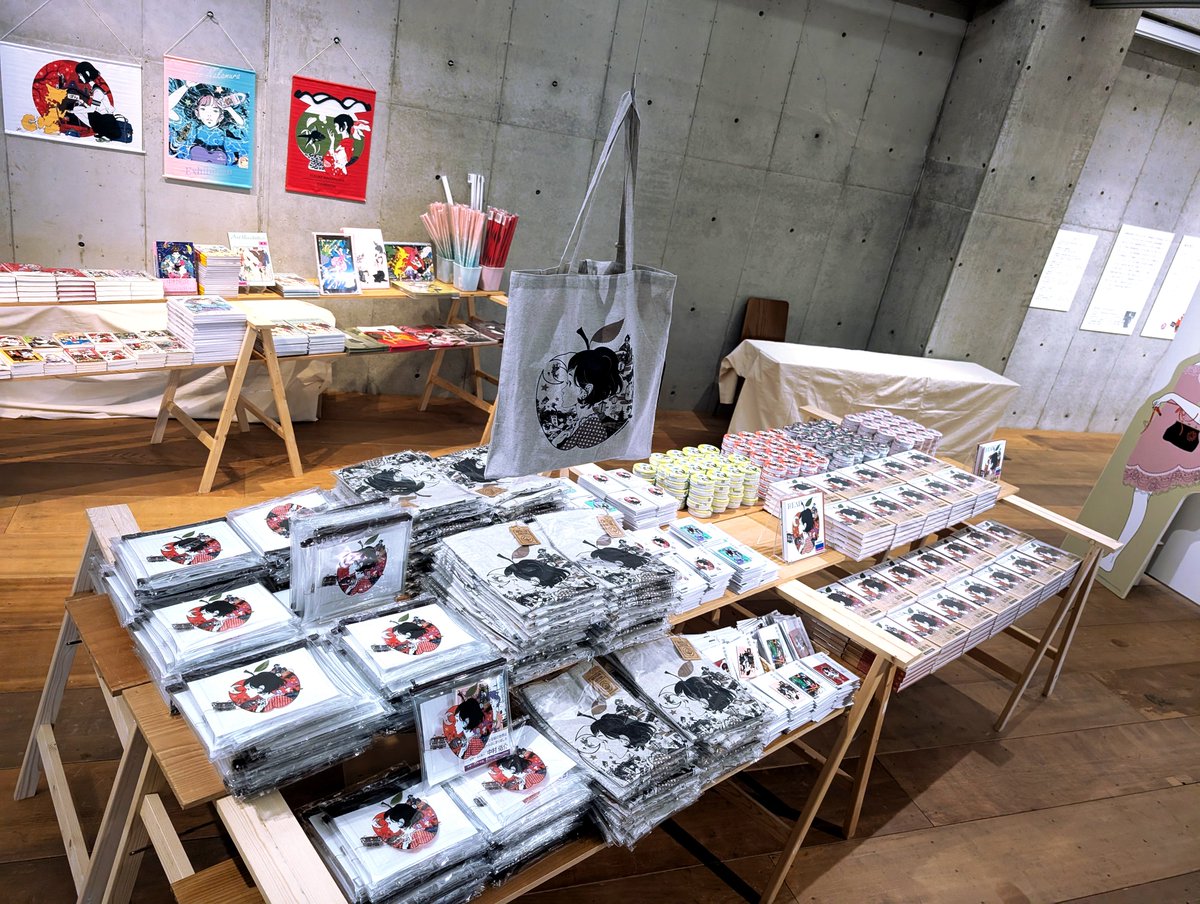 グッズコーナーには今回のコンセプトと同じ最新画集「READ」の先行販売