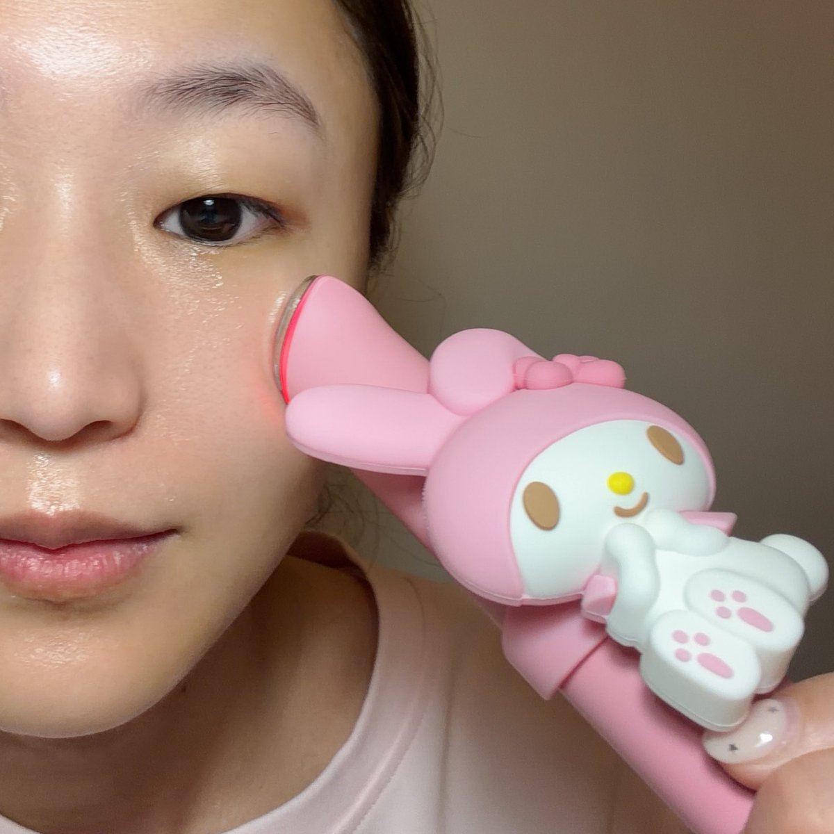 Medicube Booster Pro Mini Plus x My Melody คือของมันต้องมีสำหรับสายผิวกลาสสกิน

ขนาดกำลังดีมากกก แต่ ผลักสกินแคร์ลึกขึ้น 6.2 เท่า ใช้แล้วเห็นผลจริง 
มี 3 โหมด LED ครบในแท่งเดียว
🔴 Red – ช่วยให้ผิวดูใสขึ้น รอยจางไว
🔵 Blue – วันไหนสิวบุกคือโหมดนี้เท่านั้น
🟣 Purple – โหมดใหม่!
