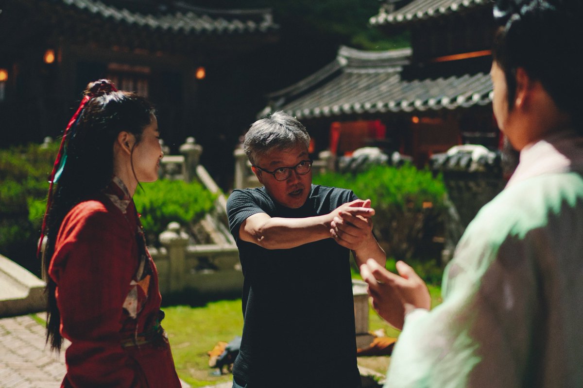 【図書館へ行くふりをして、名画座へ通った】

チェ・ドンフン監督の原点は、そこにある。

「エイリアンが地球にやって来る物語は何万本もあります」

だからこそ、彼は自身の血肉となった記憶を頼った。