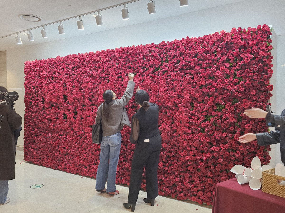 ถ้าเอาดอกไม้ออกหมดแล้วเจออะไรจะพีคมากนะ หนูคาดหวังได้มั้ย🥺