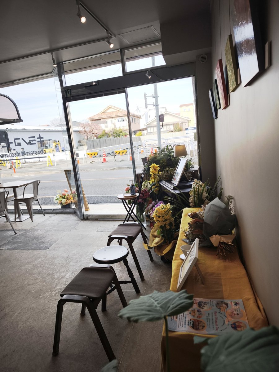 本日もオープン。17:00まで温かいコーヒーをご用意してお待ちしております。

たくさんいただいたお祝いのお花🌼
ありがとうございました

乾燥時期で持たなくなってきたので😭
花瓶などにおまとめさせていただきました

小ぶりの子🌷は店頭でお裾分けしています。ぜひ