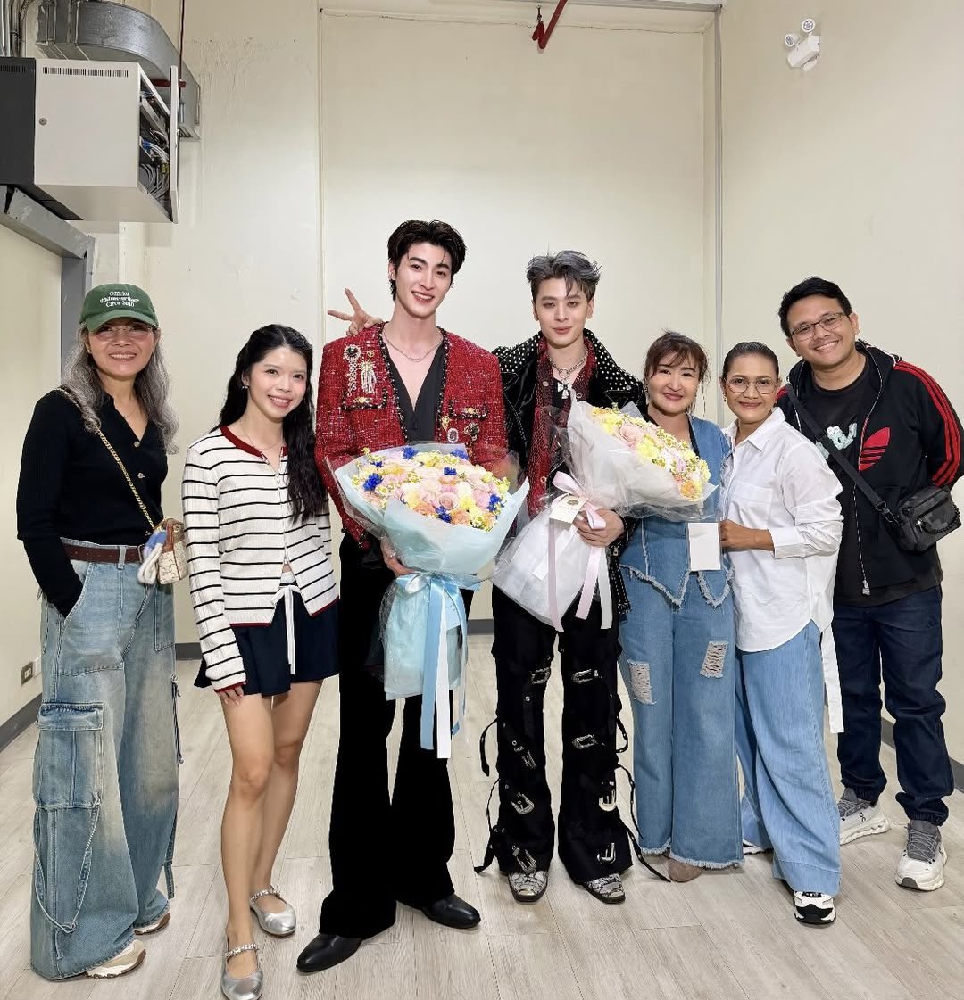 พอปอร์เช่เป็นเกสคอนที่อิมแพ็ค คุณแม่จิตทิพย์ก็เป็นตัวแทนเจ้ลิซเอาดอกไม้มาแสดงความยินดีให้น้องชายเจ้ด้วย🥹 น่ารักมากกกก ลิซ่าก็ซัพพอร์ตเพื่อนพี่น้องเสมอเลยล่ะ 💖