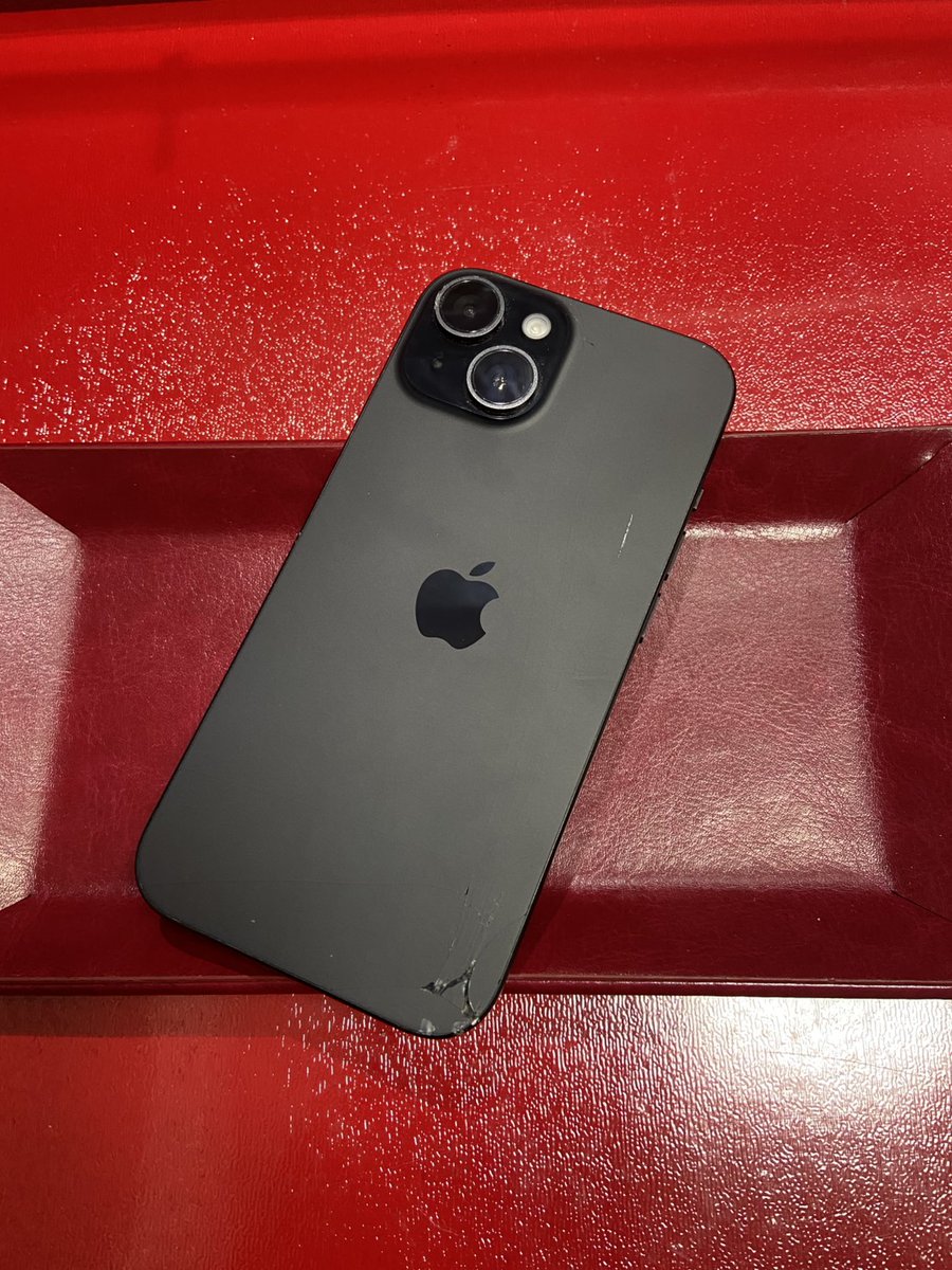 気にならない液晶不良爆安！】 iPhone15 / 128GB /背面割れが