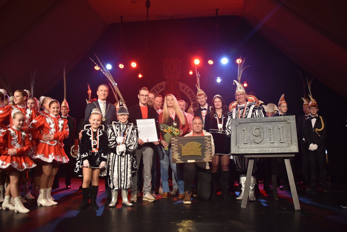 In een afgeladen feestburcht Avifauna werd op vrijdag 13 februari tijdens de 55-plusmiddag, op voordracht van burgemeester E. van Heijningen, de Gouden Cap voor het seizoen 2025–2026 uitgereikt aan De Strooiploeg van Langeroode. Zie ook: cascarvieten-plus.nl
(Foto: Monique)