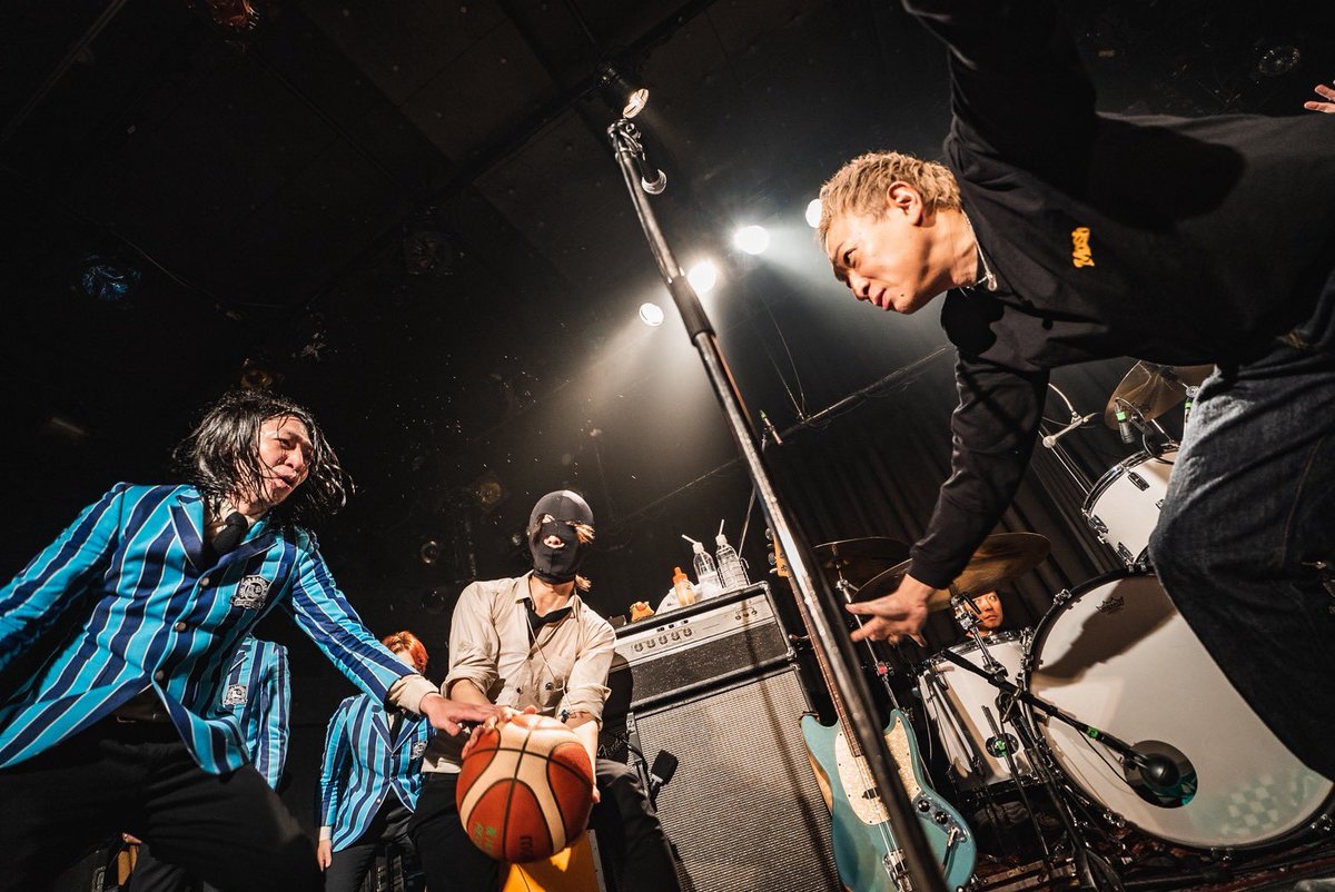 naoki10feet's tweet photo. 2026/02/12
滋賀石山ユーストン
THE BAWDIES 「TIP OFF」
THE BAWDIESのHOT DOG劇場にて。
一生懸命ディフェンスしました🏀
photo by @pickles_0808
#THEBAWDIES
#10feet
#石山ユーストン
#USTONE https://t.co/VDb7N7ItHC
