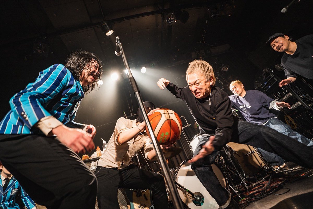 2026/02/12
滋賀石山ユーストン
THE BAWDIES 「TIP OFF」

THE BAWDIESのHOT DOG劇場にて。

一生懸命ディフェンスしました🏀

photo by <a href="/pickles_0808/">伊東 実咲</a>

#THEBAWDIES
#10feet
#石山ユーストン
#USTONE