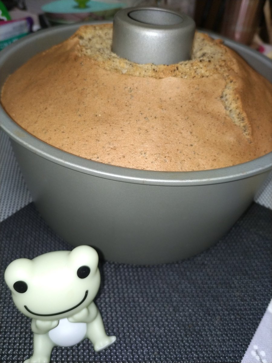 greenroadtopeac's tweet photo. 今日はバレンタインデー🐸
毎年お兄たんの好きな紅茶のシフォンケーキを手作りして恩を売っておくぞ🐸 https://t.co/gy9sFtg9hE