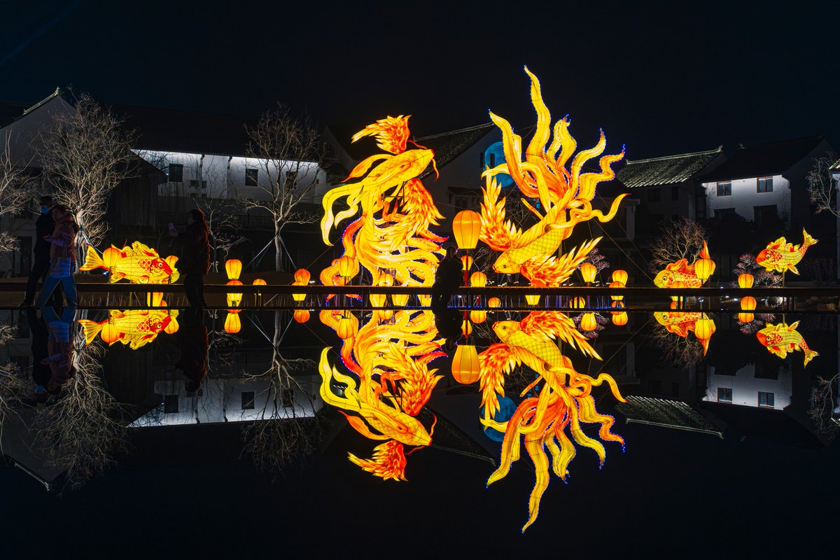 JiangsuNow's tweet photo. In Zhouzhuang, a renowned water town in #Jiangsu's Suzhou city, visitors can enjoy the Spring Festival lantern fair on water -- a unique experience with typical Jiangnan style. #EchoesOfSpring #SpringFestival #ChineseNewYear @Jinan_icc @Kunshan_China https://t.co/RxelyQTw8v