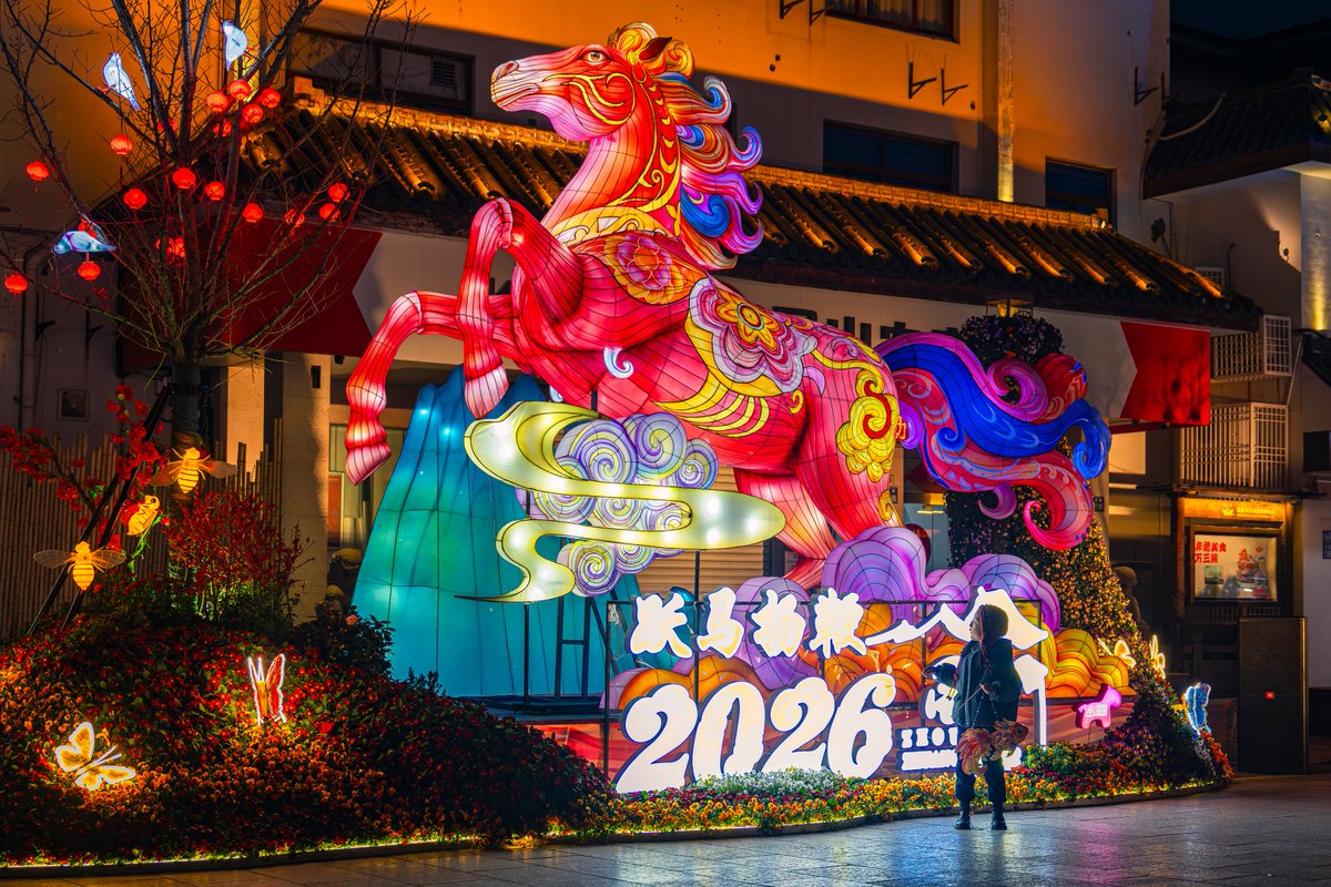 JiangsuNow's tweet photo. In Zhouzhuang, a renowned water town in #Jiangsu's Suzhou city, visitors can enjoy the Spring Festival lantern fair on water -- a unique experience with typical Jiangnan style. #EchoesOfSpring #SpringFestival #ChineseNewYear @Jinan_icc @Kunshan_China https://t.co/RxelyQTw8v