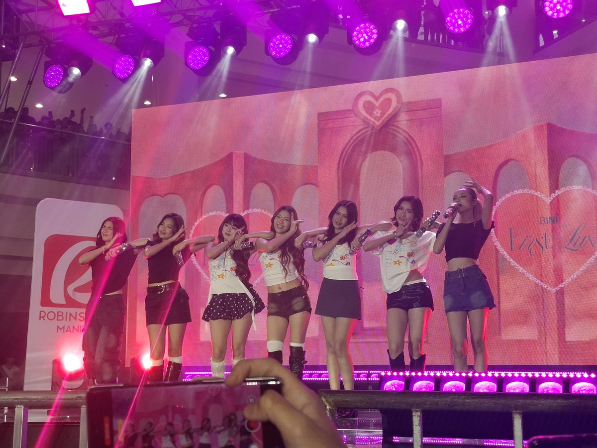 PULPMagazinePH's tweet image. The Nation's Girl Group BINI is here at their Kiligan Fest at Robinsons Manila! 

#PULPMagazine #BINI #BINI_KiliganFest @BINI_ph