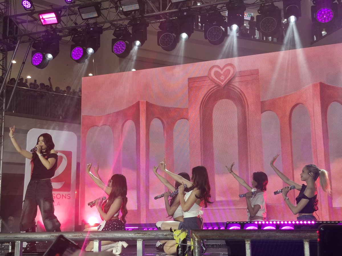 PULPMagazinePH's tweet image. The Nation's Girl Group BINI is here at their Kiligan Fest at Robinsons Manila! 

#PULPMagazine #BINI #BINI_KiliganFest @BINI_ph