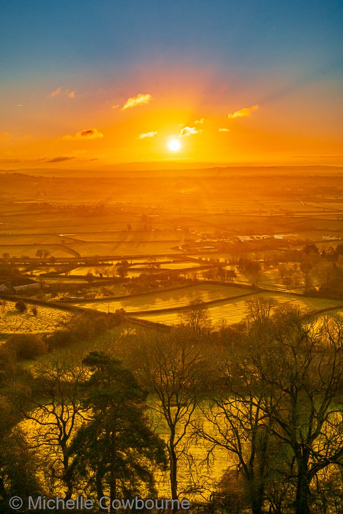 Glastomichelle's tweet photo. Sending rays of sunshine and love on Valentines Day. Photo taken from Glastonbury Tor this morning at sunrise. #ValentinesDay #ValentinesDay2026 https://t.co/cXN8yQpBq2