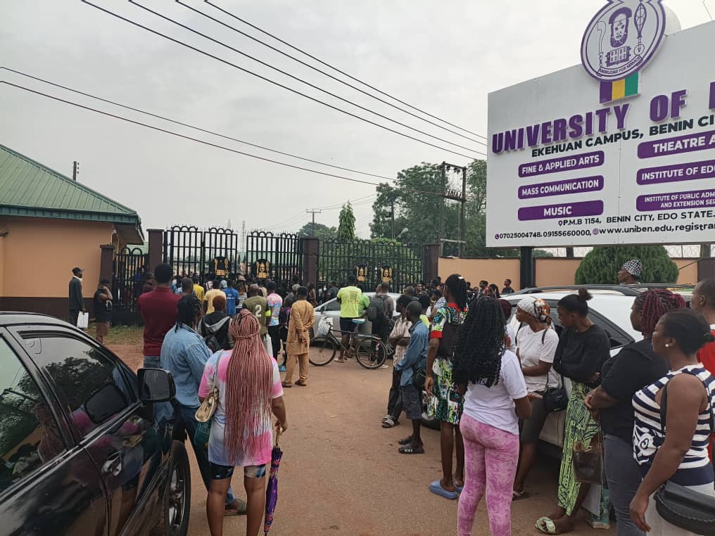 NigeriaStories's tweet image. JUST IN: UNIBEN students protest over blackout and water shortage