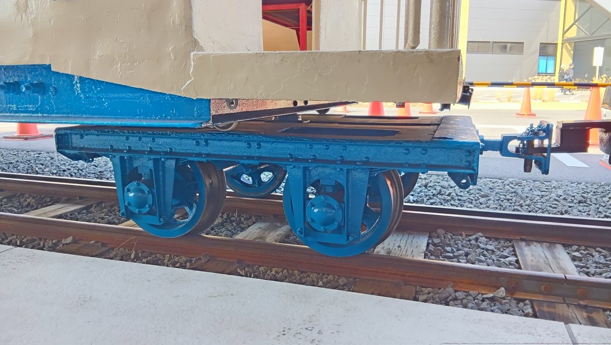 Seisho_Shinrin's tweet photo. 今日は鶴ヶ島の関水本線へ。
バレンタインRailway Parkフェスティバルの乗車体験に当選できたので初乗車。
元おとぎ電車の客車の台車に一人で興奮してました。
これ、鉄道連隊のものらしい。
#関水本線
#軽便鉄道
#おとぎ電車 https://t.co/qfsRJzzbFn
