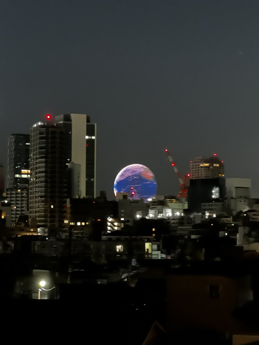 夜中の2時半くらいにベッドからぼーっと窓の外を見てたら、渋谷方面で見たことのない光のかたまりがチカチカして
 (；ﾟдﾟ)(つд⊂)ｺﾞｼｺﾞｼ（；ﾟДﾟ）…？！

 #DIGShibuya のドローン テストぽい!?