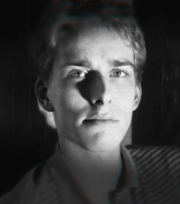 nosleepde's tweet photo. Thread über Karl Koch: Der Hacker, der KGB-Skandal und sein mysteriöser Tod

1/25: Karl Werner Lothar Koch wurde am 22. Juli 1965 in Hannover geboren. Er wuchs in einer bürgerlichen Familie auf, sein Vater war Ingenieur. Schon früh zeigte Koch ein starkes Interesse an Computern und Science-Fiction. Er las Bücher wie die "Illuminatus!"-Trilogie von Robert Anton Wilson, die sein Weltbild prägten und ihn zu Verschwörungstheorien hinzogen. Sein Pseudonym "Hagbard Celine" stammte direkt aus diesem Werk.