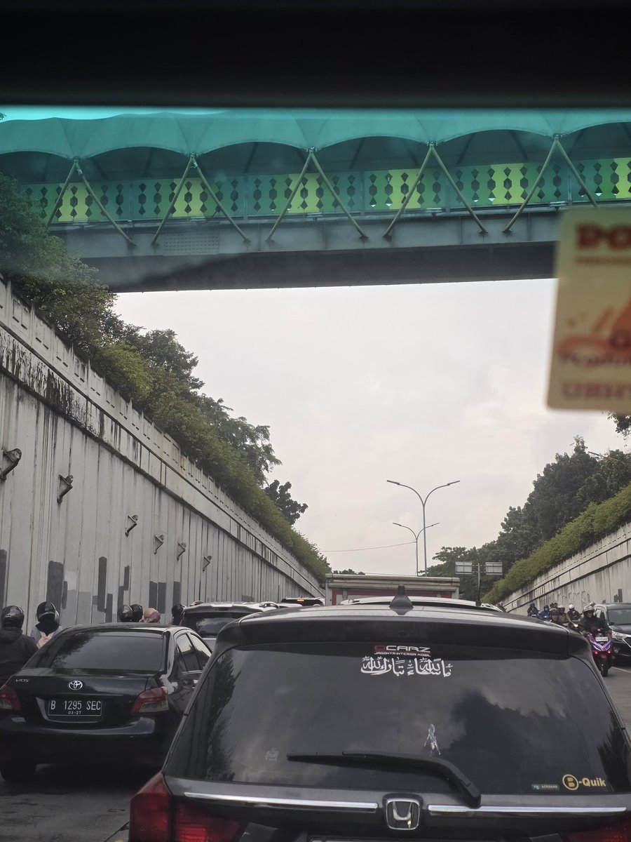 estimasi 2 jam sampe tujuan.  ini 2 jam setengah jalan aja belom sampe 😭 Mana kena macet wisuda segala lagi 😭 bisa gila gw dijalan