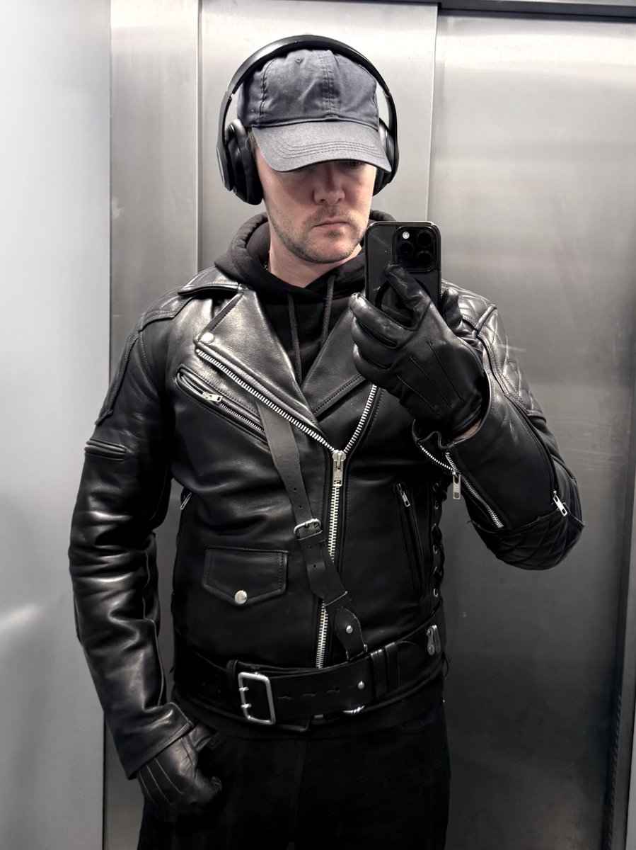 Happy Valentine’s Day subs &amp; slaves 🖤

throne.com/leathersmoker92