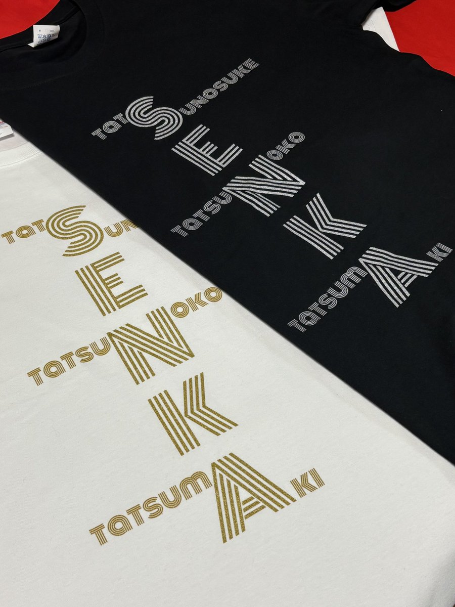 春の新真打グッズ
Tシャツはあたくしがデザイン

◆八百八はユニフォーム風(背面)
"HANAGATAGYA"背番号"808"

◆円丈はバンドのツアー風(前面)
先代・当代の出身地と創作タイトル

◆扇歌は前名とクロスワード(前面)
白×金・黒×銀の2色展開

披露興行での限定販売
盛り上がれ！落語協会！
#フクキタル