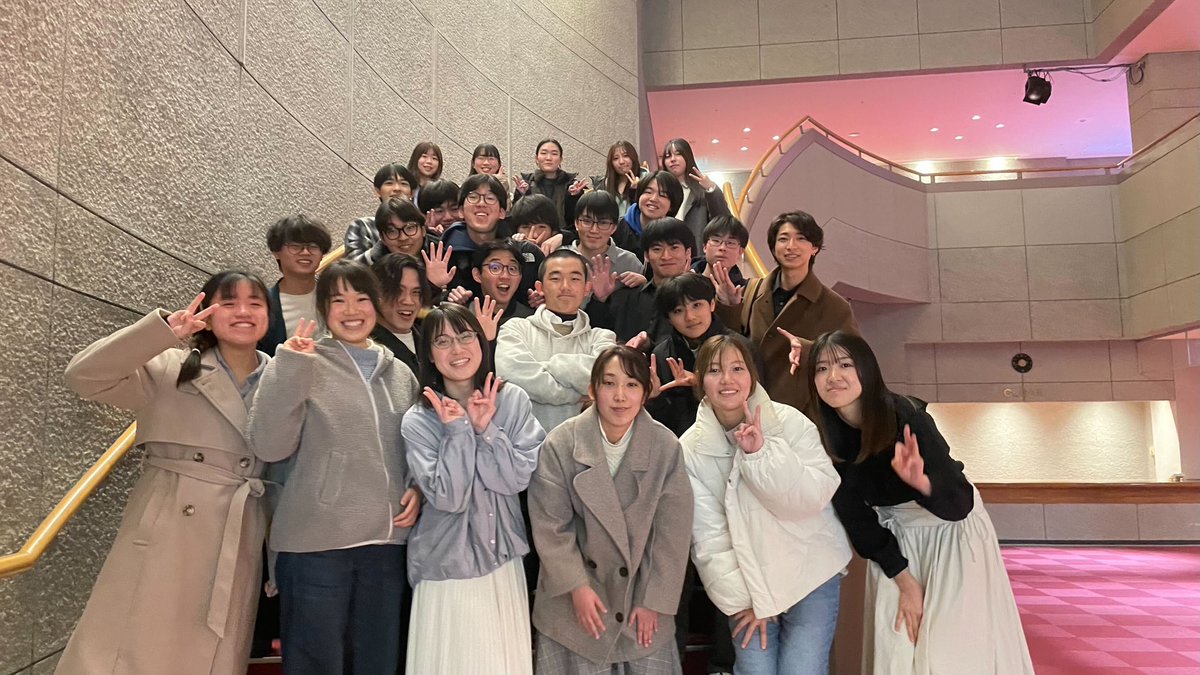 【いよいよ明日！】
明日2/15は賛助出演させていただく合唱団Épiceさんの『第26回定期演奏会』本番です！！
団員はご覧の通り気合い充分✊🔥
この素敵な階段のある日立システムズホール仙台で皆さんをお待ちしています🎶開演は14時です！！