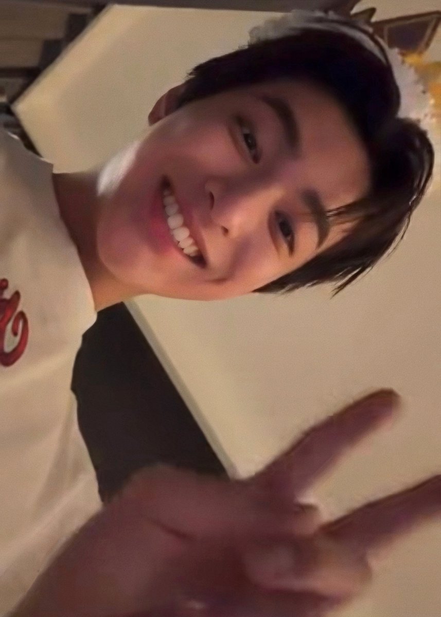 This moment is pure bliss.
#KEONHO #건호 #ゴンホ