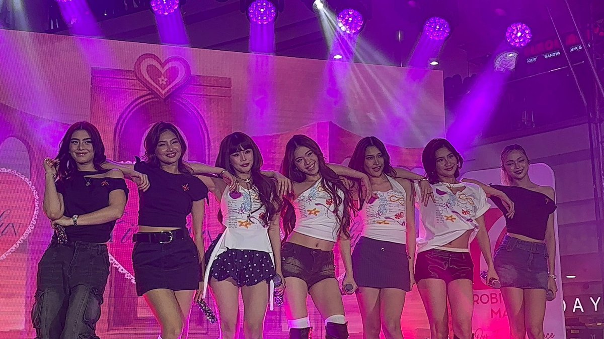 philconcerts's tweet image. The girls are here! Nation’s Girl Group BINI sets the Kilig vibe here at Robinsons Manila for Kiligan Fest!

#BINI #BINI_KiliganFest #RobinsonsManila #StarMusicPH
@BINI_ph @StarMusicPH