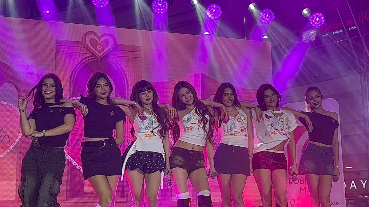 philconcerts's tweet image. The girls are here! Nation’s Girl Group BINI sets the Kilig vibe here at Robinsons Manila for Kiligan Fest!

#BINI #BINI_KiliganFest #RobinsonsManila #StarMusicPH
@BINI_ph @StarMusicPH