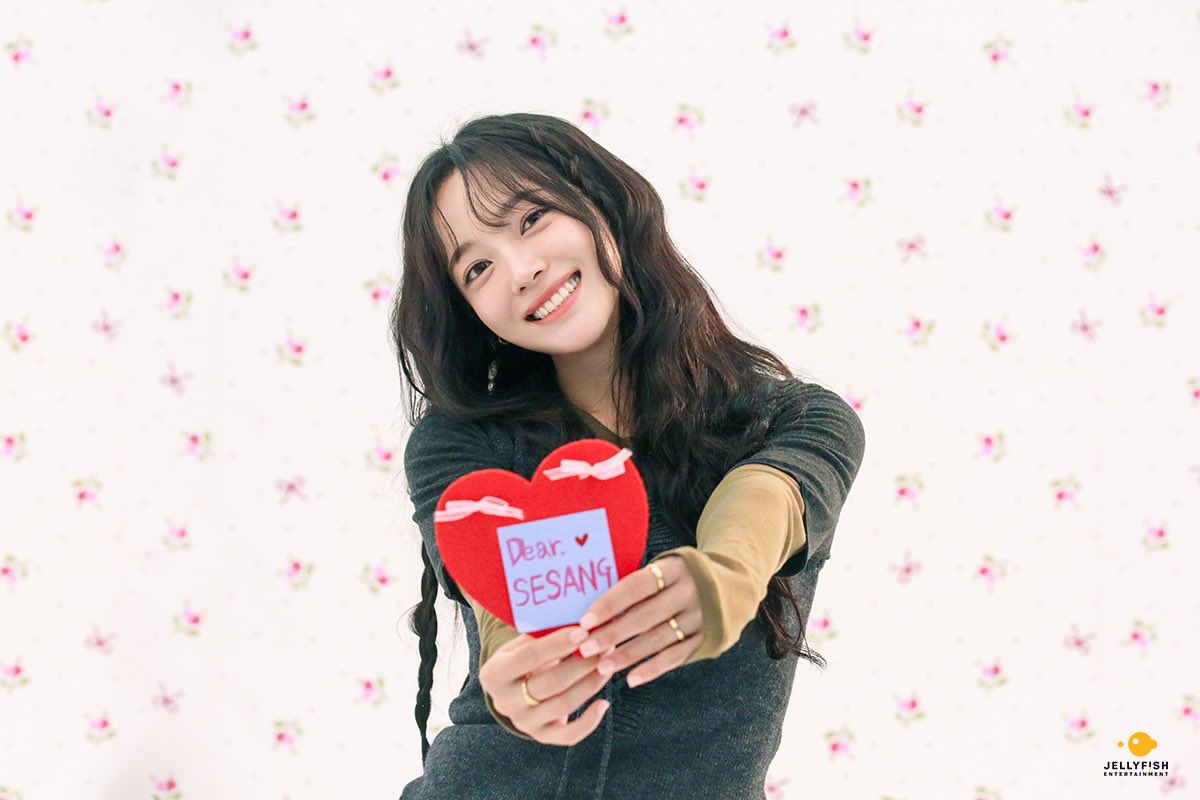 [✏] #POST 두쫀쿠보다 달콤하고, 사랑스러운 세정의 등장
 
2026 KIM SEJEONG FAN CONCERT '열 번째 편지' 포스터&amp;MD 촬영 현장을 지금 바로 네이버 블로그에서 만나보세요💌
 
▶ blog.naver.com/jellyfishent/2…
 
#김세정 #KIMSEJEONG #세정 #SEJEONG #열번째편지 #TenthLetter