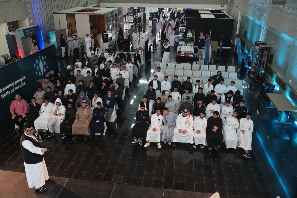 vckfupm's tweet photo. بالتعاون مع عمادة شؤون الطلاب @KFUPM_DSA و نادي الزيارات للطالبات @Kfupm_FVC 

نظم نادي الزيارات بــ #جامعة_الملك_فهد_للبترول_والمعادن معرض التخصصات الجامعية، بمشاركة مميزة من الأندية العلمية بالجامعة، وبحضورٍ فاعل لعدة جامعات شقيقة أثرت المعرض بأركانها التعريفية.

أقيم المعرض يومي الثلاثاء والأربعاء 10-11 فبراير 2026، وشهد حضور أكثر من 1600 طالب وطالبة من المرحلة الثانوية.

كل الشكر لشركاء النجاح ولطلابنا الذين أحيوا المكان بطموحهم. نأمل أن تكون هذه الزيارة نقطة تحول في مسيرتكم الدراسية. 💡👏

#KFUPM