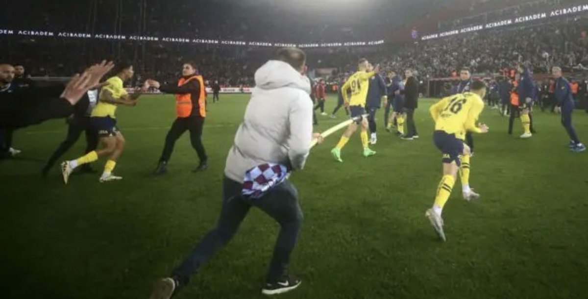 Yapı Nedir?

Yapı; Olaylı Trabzonspor-Fenerbahçe maçının baş aktörü Halil Umut Meler'i tekrardan Trabzonspor-Fenerbahçe maçına atamaktır!