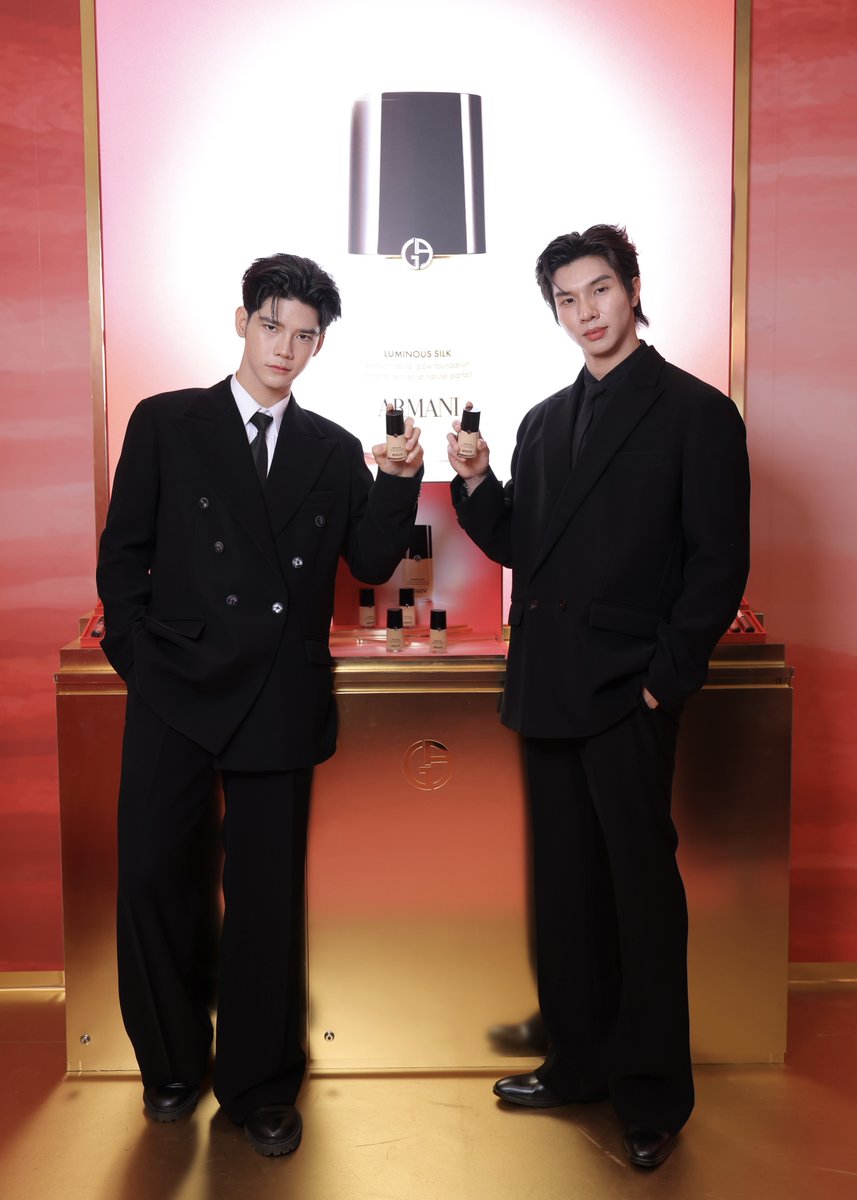 KongthupsArtist's tweet photo. 🙏ขอขอบคุณทาง "Armani Beauty Thailand" มากๆเลยนะคะ ที่ให้เกียรติเชิญ “หล่งลี–อาร์ม” ร่วมงาน ✨️ARMANI CHINESE NEW YEAR PODIUM✨️ ในครั้งนี้ หวังเป็นอย่างยิ่งว่าจะได้ร่วมงานกันอีกนะคะ 🥰❤️

#ArmanibeautyTH
#Armanimakeup
#Armanifragrance
#longarm https://t.co/KHKabT0NKK