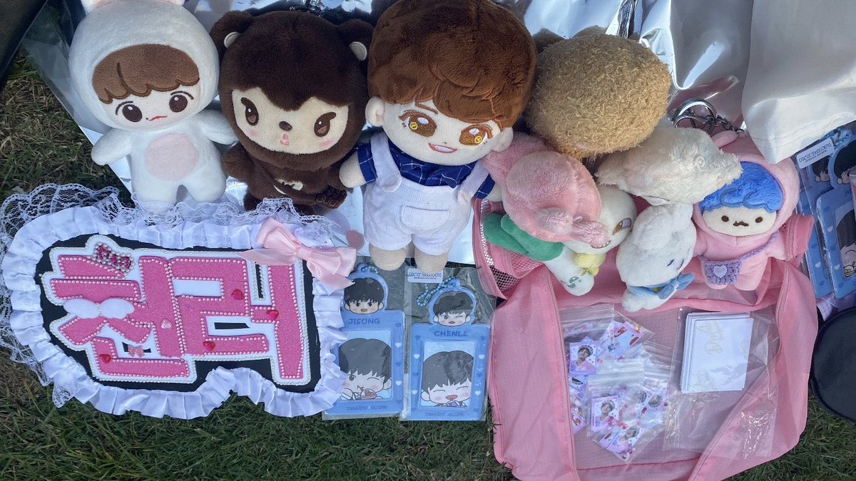 มีกอว. แจกอยู่นะคะ อยู่แถวๆปีนผา มีexo กับ sungle #SMTOWN_LIVE_BKK