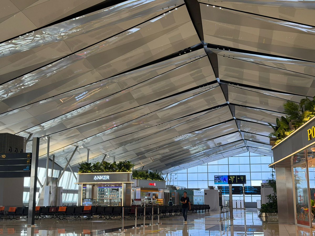 inal1010's tweet image. Ketika landing di domestik paling ujung dan mesti lanjut flight berikutnya di gate paling ujung sisi satunya lagi, beneran olah raga 🏃‍♂️